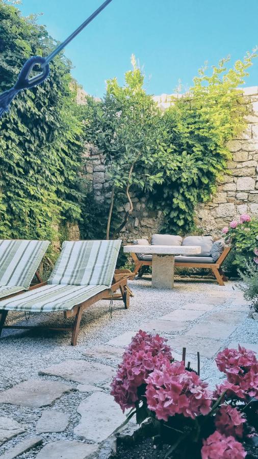 Rector'S Villa - Charming Retreat In Old Town With Jacuzzi In Private Courtyard ราบ ภายนอก รูปภาพ