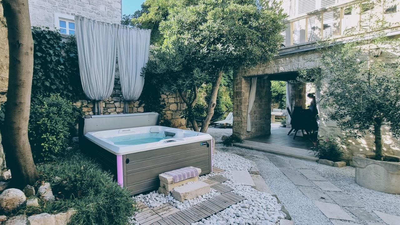 Rector'S Villa - Charming Retreat In Old Town With Jacuzzi In Private Courtyard ราบ ภายนอก รูปภาพ
