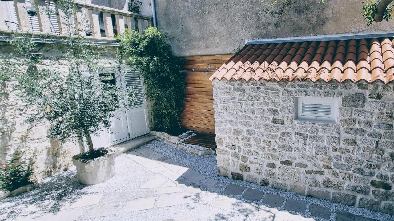 Rector'S Villa - Charming Retreat In Old Town With Jacuzzi In Private Courtyard ราบ ภายนอก รูปภาพ