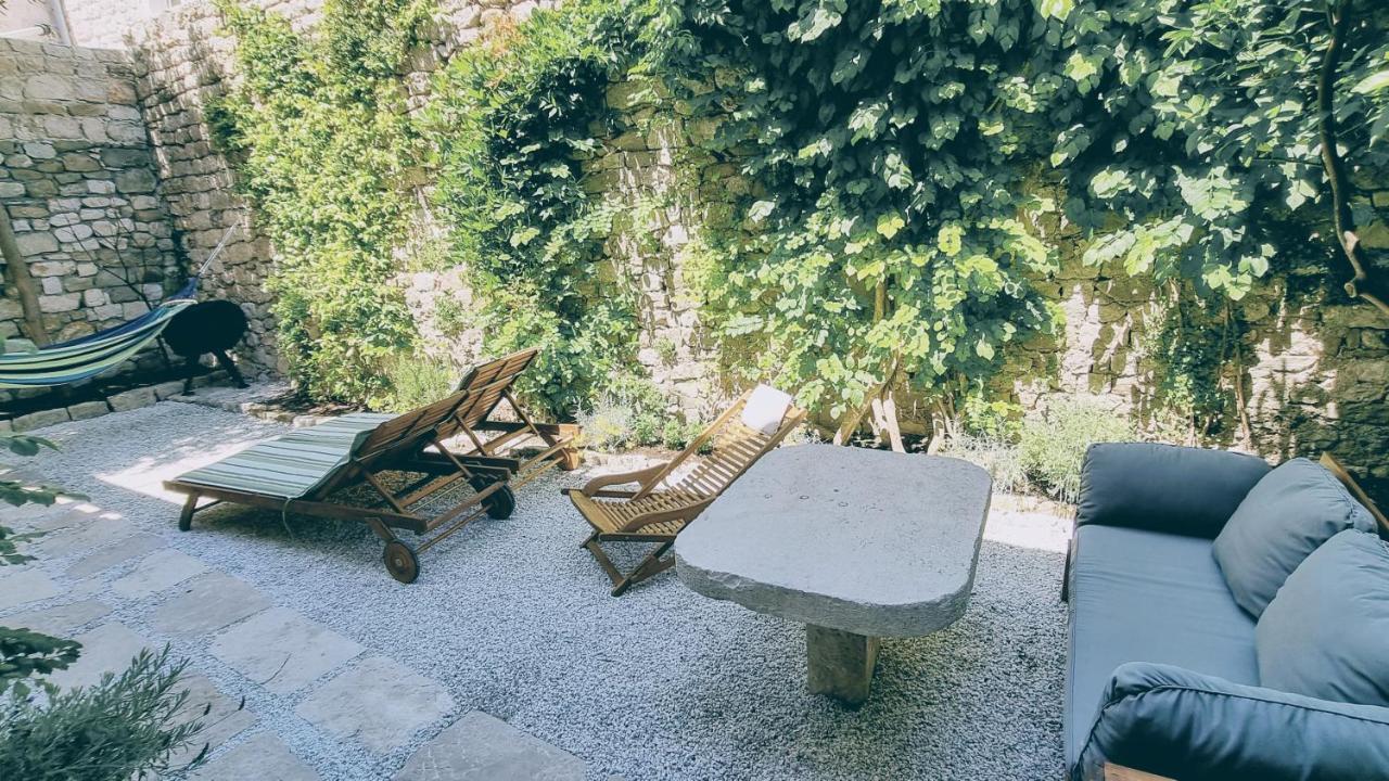 Rector'S Villa - Charming Retreat In Old Town With Jacuzzi In Private Courtyard ราบ ภายนอก รูปภาพ